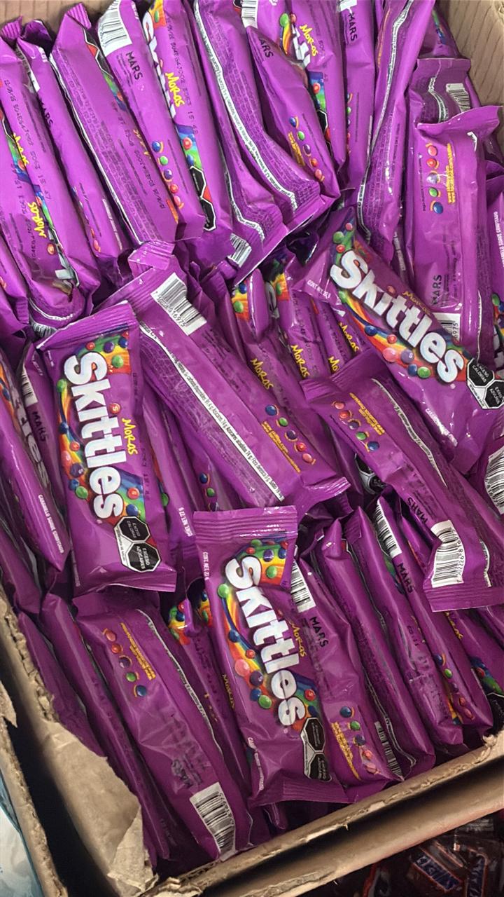 Skittles morados en caja